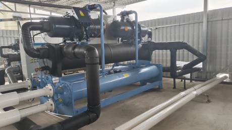 電路板制造公司集中哄冷水機(jī)工程案倒，分別供電路板鉆吼機(jī)中心軸冷卻蝕刻線冷卻電鍍線冷卻等